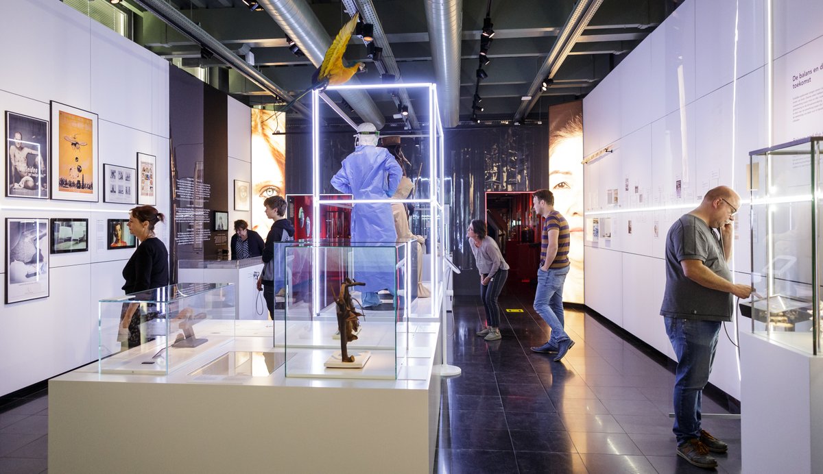 museumboerhaave's tweet photo. #expotip #Besmet! De tentoonstelling gaat over de uitbraken van besmettelijke ziekten en hoe die het leven kunnen ontwrichten. Ook sluit de expo aan bij de recente uitbraak van het coronavirus en bij de maatschappelijke discussie over de vaccinatiegraad https://t.co/tXeuHdrtW3 https://t.co/m11Wg4f8je