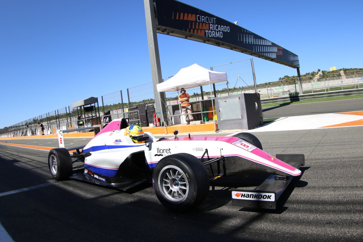 Este es nuestro perfil bueno 🙈🤭

#MOLRacing #F4Spain #Formula4