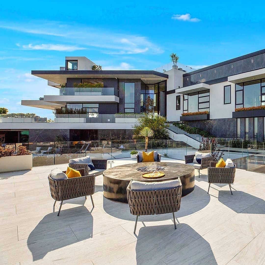 Get a blesser with us and do #johnvuligatechallenge on top of G63