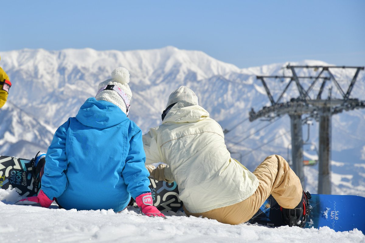 GALA_yuzawa's tweet photo. 早割リフト券、本日から販売開始！
超早割の販売終了翌日ということでとても言いづらいのですが料金が3,100円にランクアップしております。。
こちらは販売期間長めなのでじっくりご検討ください🙏

販売期間：10/15～12/11OPEN前日まで

▼ WEBチケットストア ▼
https://t.co/rlzL69QAcA https://t.co/a6sUEnwpf8