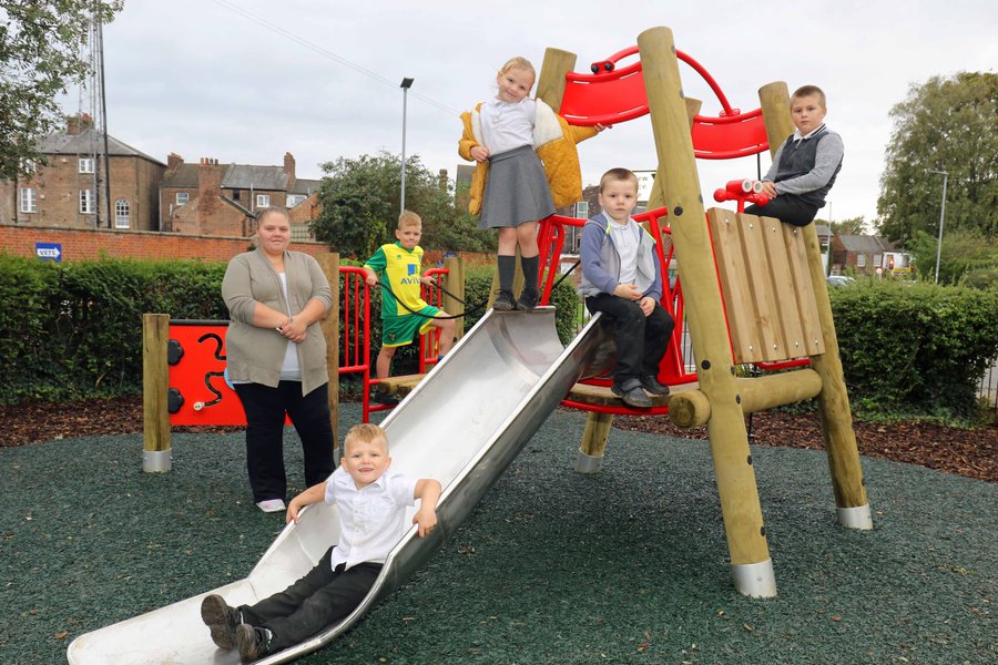 BroadlandHsg's tweet photo. Families at our St James Lodge scheme in King's Lynn have a colourful new outdoor play area &amp; garden, thanks to a 'Garden SOS' style project.  Thanks to all our contractors and @BroadlandHsg volunteers who donated materials and labour #volunteers #bhgestates #homelessness  🌻🌸 https://t.co/zKWg9VTyv7