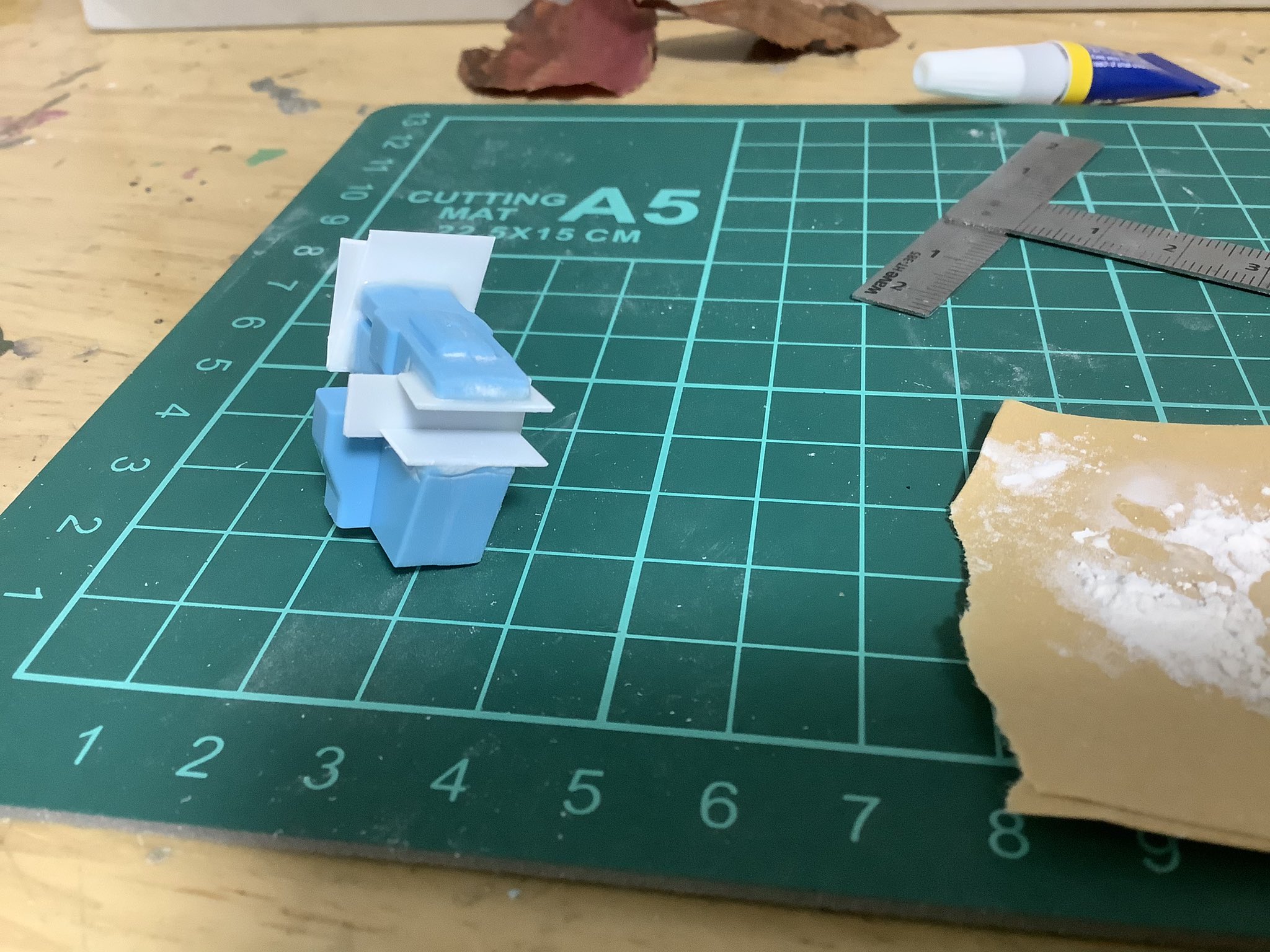 Green ガンプラ サラミス 艦橋は窓が二階建てをくり抜きたいですが 細かいところへのヤスリがけ 面倒なので1階2階打ち抜いてざっくりとカット後プラ板貼って平面出します 二階建て化は整形後にプラ板重ねたのを貼り付ける予定 上手くいくかな