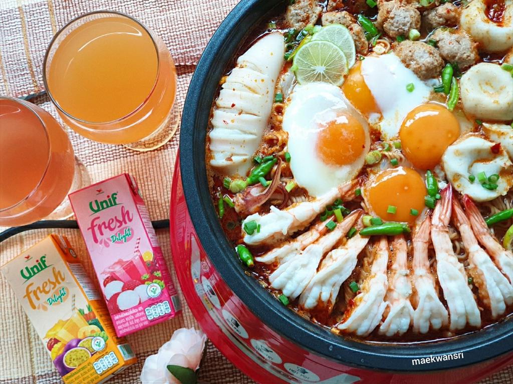 KwansriR's tweet photo. ยามหิว😋เราก็หน้ามืด เทรวมทุกอย่างใส่ลงในหม้อ #บะหมี่เครื่องตู้มม🦐🦑🍳 อิ่มรวบไปเลย 2 มื้อ แถมอิ่มฟินยกกำลัง 2 ด้วย #ยูนิฟ เฟรช ดีไลท์ น้ำผักผลไม้รวม รส #ลิ้นจี่ #เสาวรส กินแล้วสดชื่นมากๆ มี #วิตามินซีสูง อร่อย หวานอมเปรี้ยวนิดๆ #ยูนิฟเฟรชดีไลท์ #รีวิวเซเว่น #อร่อยแน่แม่ขวัญศรี https://t.co/TlkoVdp4Fd