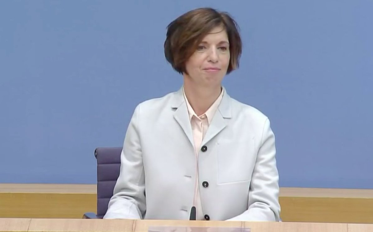 "Es gab einen Rollback in der Corona-Zeit: Die AllBright Stiftung beschreibt, wie Frauen in den Führungsetagen der DAX-Unternehmen abmoderiert wurden, mehr Frauen als sonst verließen die Vorstände und Positionen wurden nicht neu besetzt." <a href="/JA_Allmendinger/">Jutta Allmendinger</a> #Bundespressekonferenz