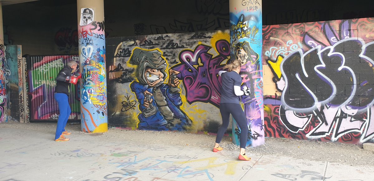 mon_stade's tweet photo. Street art & Street workout : MON STADE est dans ma rue et ma rue devient mon stade !
#boxetraining #fitness #touchepasamasalle #paris13 https://t.co/cGtGZq4DJ0