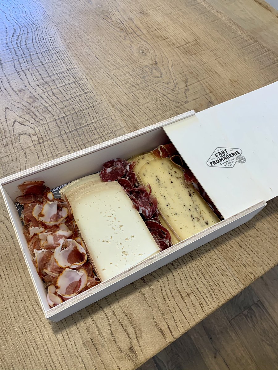 LeLoftCo's tweet photo. Ce soir c’est Raaaaaaclette au Loft ! BOUM 🧀🧀🧀🥓🥓🥓 Super packaging et réactivité de l’Art de la Fromagerie 😛 https://t.co/gRTeQfyCrS
