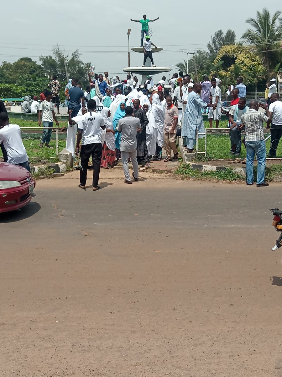 Rjay_omale's tweet photo. Jamiyyar matan arewa came through
#EndInsecurity 
#SecureNorth 
Security is everyone's business https://t.co/To49rRT9MK