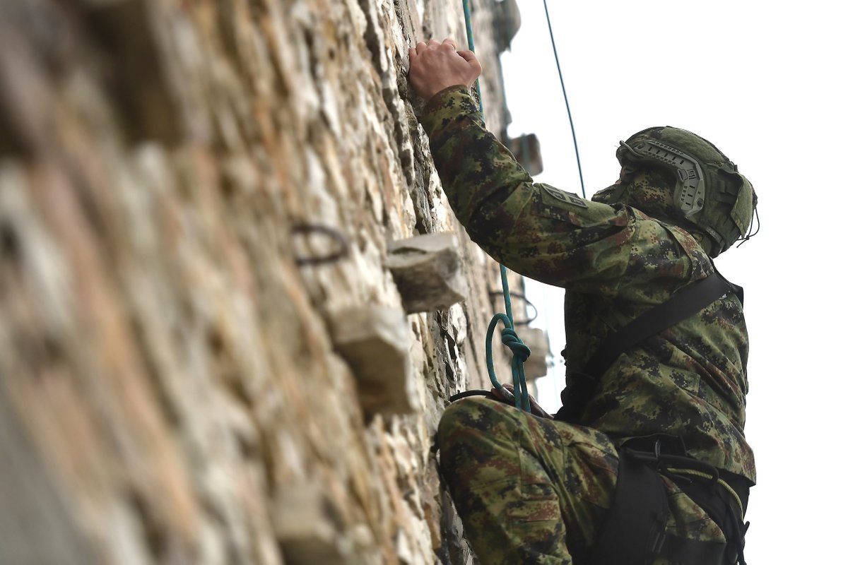 mo_i_vs's tweet photo. Припадници 72. бригаде за специјалне операције понос су Војске Србије, а њихова обученост и мотивисаност за пример су свим припадницима војске, али и свим грађанима Србије, поручио је министар Вулин након данашњег обиласка обуке припадника те бригаде: https://t.co/5BFu6dJ75j https://t.co/CSW78HCJ08