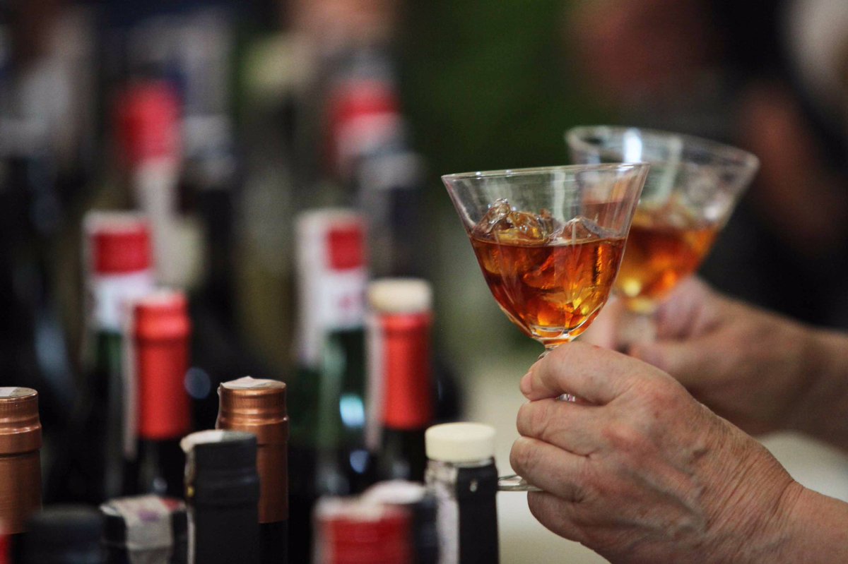 WineNewsIt's tweet photo. Dedicata a #appassionati e #professionisti arriva la “scuola” di #Vermouth di #Torino (Consorzio): 17-18 ottobre a #Alba 18 marchi (da #Cocchi a #Carpano, da #Vergnano a #Calissano) si raccontano in format di #degustazione innovativo, con lezioni in 20 minuti (in max sicurezza) https://t.co/n90NWVgTCW