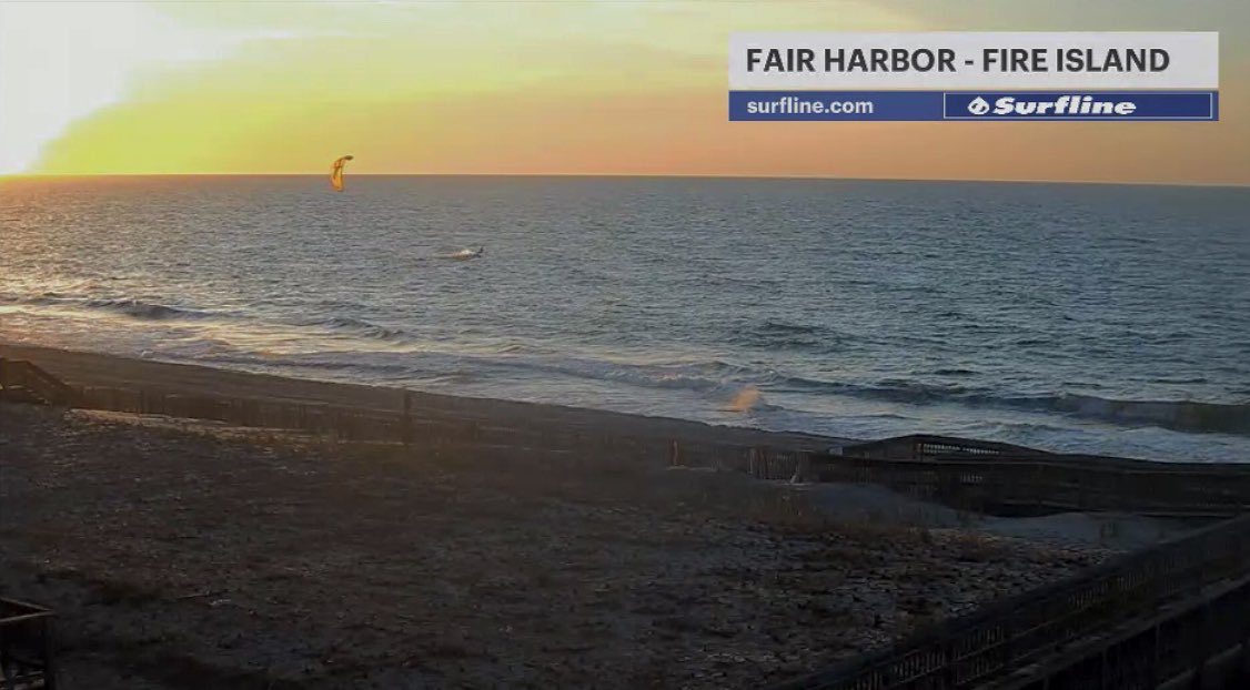ReedMcDonough1's tweet photo. Good morning to our wind surfing friend in #FairHarbor! Awesome wind surf conditions today. South wind 15-25 mph, sunny with warm temps! 

@News12LI https://t.co/3vIa6Q40yy