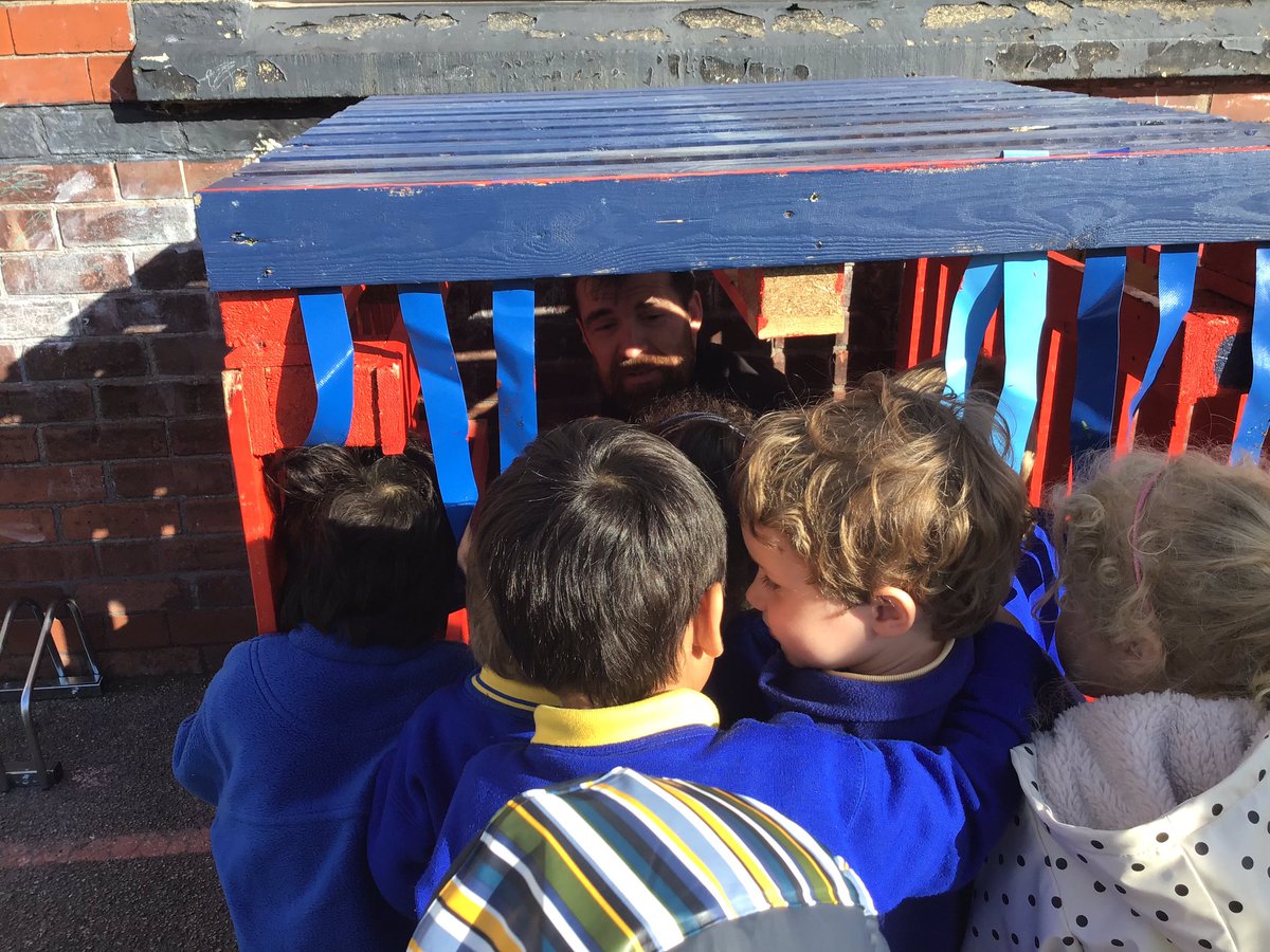 BeaverRoad_Pri's tweet photo. Big thank you from Nursery to Mr Gaz for helping us fix up our outdoor space! #upcycling #palletMan https://t.co/0cRl39jaJI