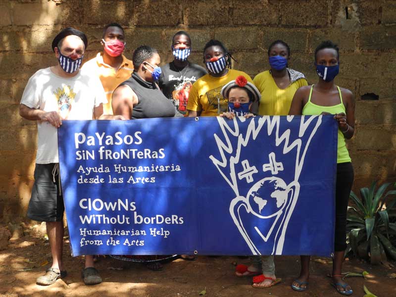 psfcwb's tweet photo. #BurkinaFaso | ¡Os presentamos el equipo de artistas locales que realizarán las actividades de #sensibilización sobre el #Covid19 en las escuelas! Ellxs son Sita, Rama, Isidore, Salifou, Mai y Jano. ¡Estamos haciendo los últimos ensayos y pronto empezaremos los espectáculos! 🤡💬 https://t.co/cQS0143z6B