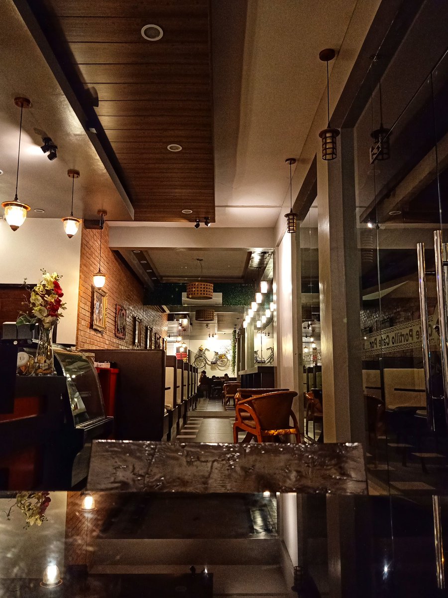 gemabsydee's tweet photo. Wine and ambience. #metime #photography https://t.co/QybpEkyarm