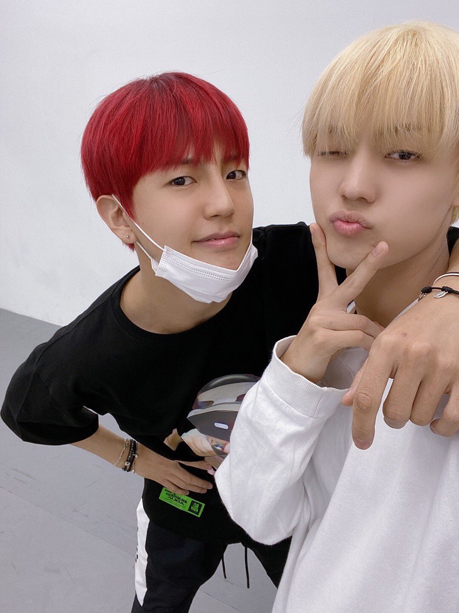 official_ACE7's tweet photo. [#에이스_찬]

변신 완료되기 직전!!!!!!!!
무슨 변신이려나아아 😎

#ACE #에이스 #CHOICE #초이스
#기대많이해주셔도좋을듯해요
#아그리고오늘도사랑해요초이스 https://t.co/bxJHCSt4LZ