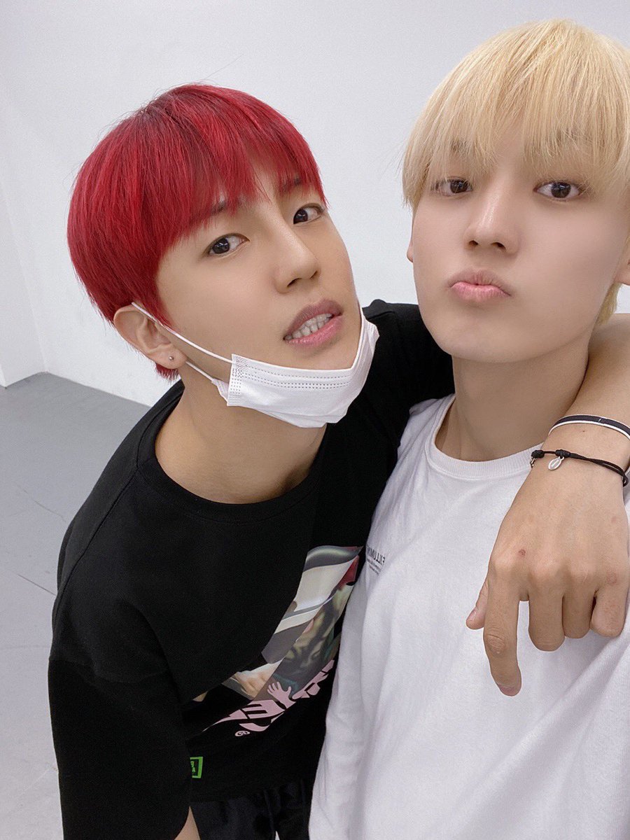 official_ACE7's tweet photo. [#에이스_찬]

변신 완료되기 직전!!!!!!!!
무슨 변신이려나아아 😎

#ACE #에이스 #CHOICE #초이스
#기대많이해주셔도좋을듯해요
#아그리고오늘도사랑해요초이스 https://t.co/bxJHCSt4LZ