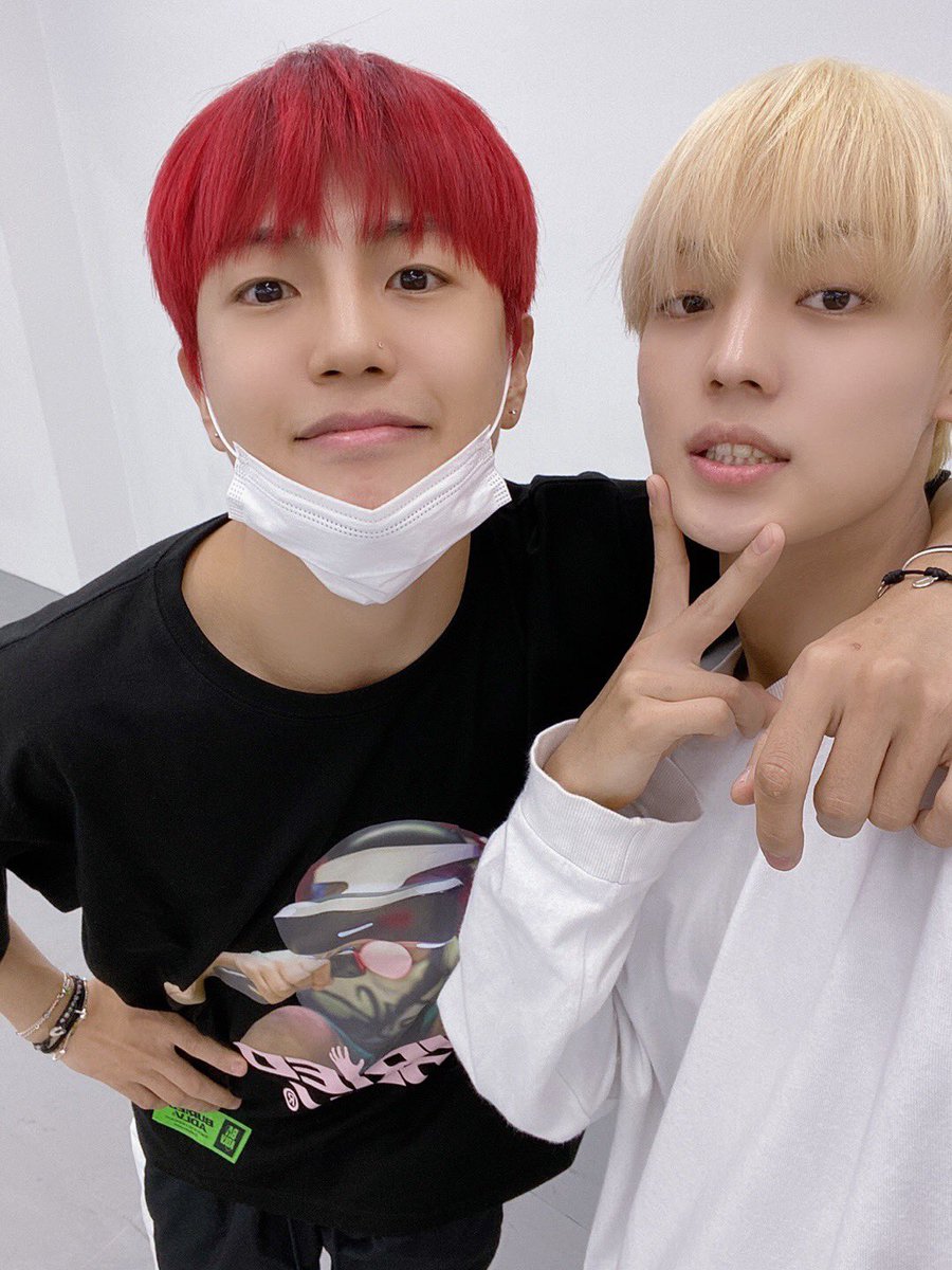 official_ACE7's tweet photo. [#에이스_찬]

변신 완료되기 직전!!!!!!!!
무슨 변신이려나아아 😎

#ACE #에이스 #CHOICE #초이스
#기대많이해주셔도좋을듯해요
#아그리고오늘도사랑해요초이스 https://t.co/bxJHCSt4LZ