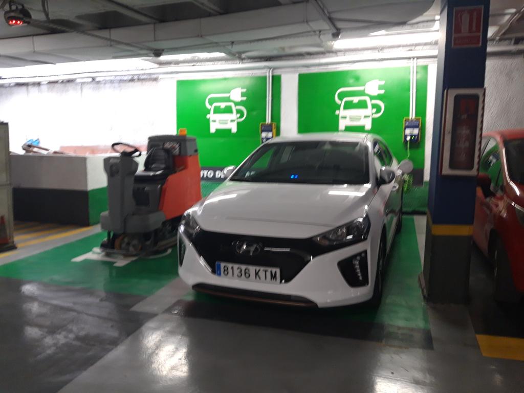 AuveJaen's tweet photo. Vehiculo izquierdo ¿ Térmico, enchufable o eléctrico ? https://t.co/nDA4bjd4uc
