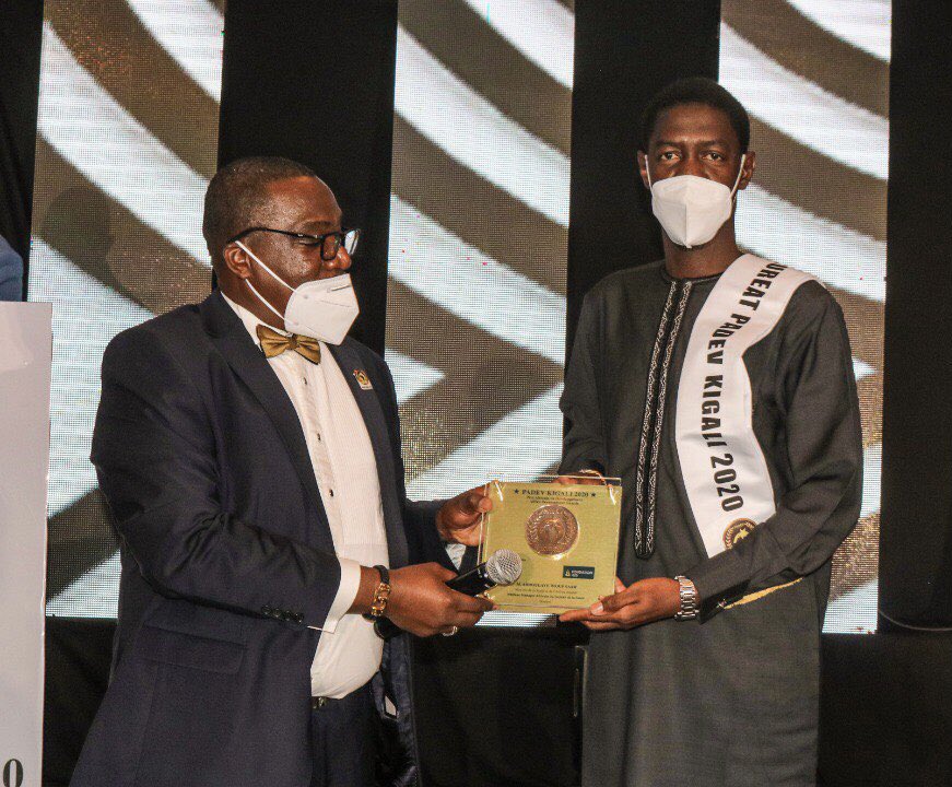 Le prix PADEV 2020 reçu pour notre compte à Kigali par le SG du MSAS, M. Alassane Mbengue récompense le travail de tout le corps de la santé. Mais aussi tous les efforts consentis par le Président @Macky_Sall. Soyez-en remercié Excellence. 
#Padev2020 #COVID19sn
#Senegal