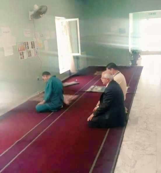 الإمام هو عامل نظافة والمأموم بهما عميد الكلية، وبروفيسور مرشح لجائزة نوبل🏆 ..
نعم هذا هو الإسلام العظيم يا كرام 💛