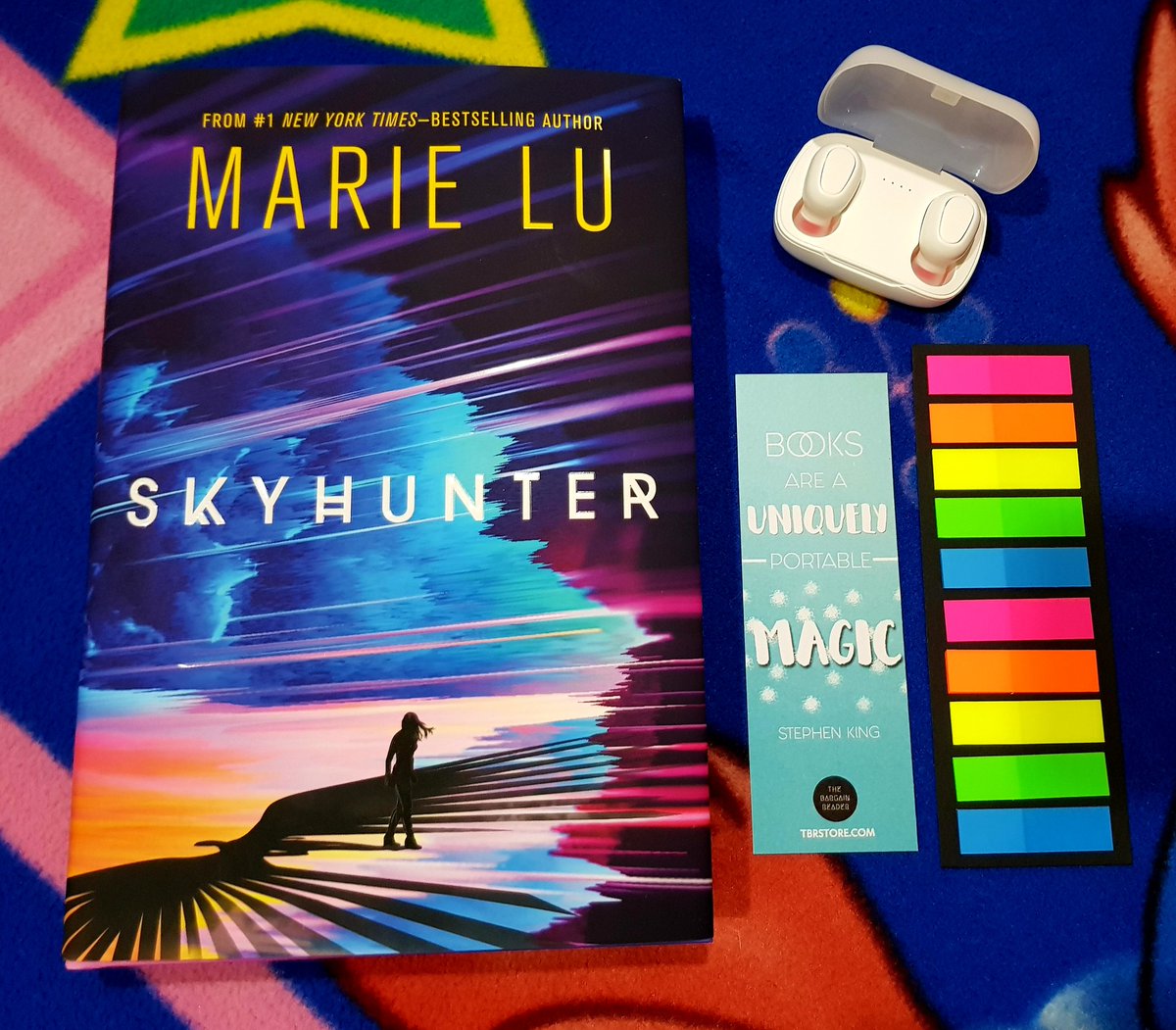 raythereader's tweet photo. This cover is beyond BEAUTIFUL! 😍❤ #Skyhunter by Marie Lu. ❤📚 https://t.co/Mfrg8OJYEw