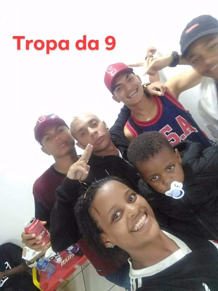 Fernand26699983's tweet photo. 2 anos atrás meu bebê realizou sonho dele de tira uma foto com a tropa da 9 @Guipolemico https://t.co/wcJA7fTEq1