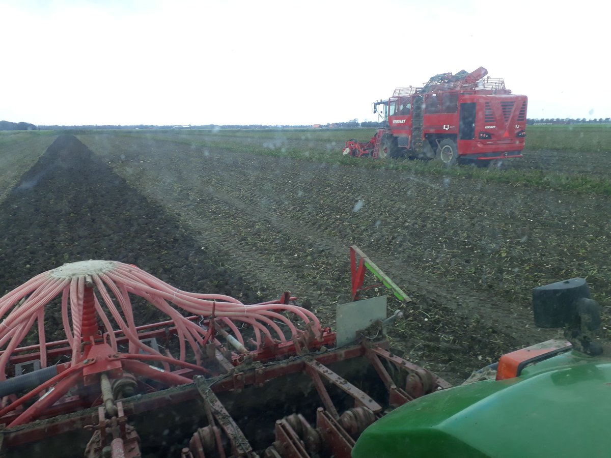 Bieten er uit tarwe er in 😀  dank zij <a href="/BramDieleman/">Bram Dieleman</a> met zijn vervaet #luchtdrukwissel #opbrengstmeting  meten is weten
