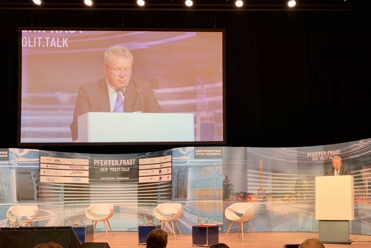 markrichter_de's tweet photo. In @SachsenDe startet ein Stakeholder-Dialog zum Thema Wasserstoff, der von @en_sax geleitet wird. Dr. Lippold vom #SMEKUL berichtet auf der #HZwoCONNECT über landespolitische Sichten und Aktivitäten beim Thema #Wasserstoff. https://t.co/W7LJZPlhxW