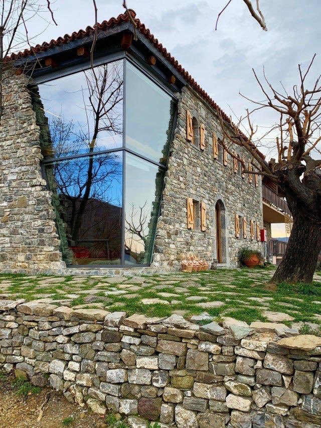 1979'da arnavutluk depreminde yarısı yıkılan bir bina bu şekilde restore edilmiş.

[niçin yüreğimde ince bir sızı var?

keşke ülkemdeki tüm tarihsel yapı arşivi birer harabe olarak kalsaydı da son yirmi yılın “restorasyon” adı altında yapılan vandallıklarına tanık olmasaydık.]