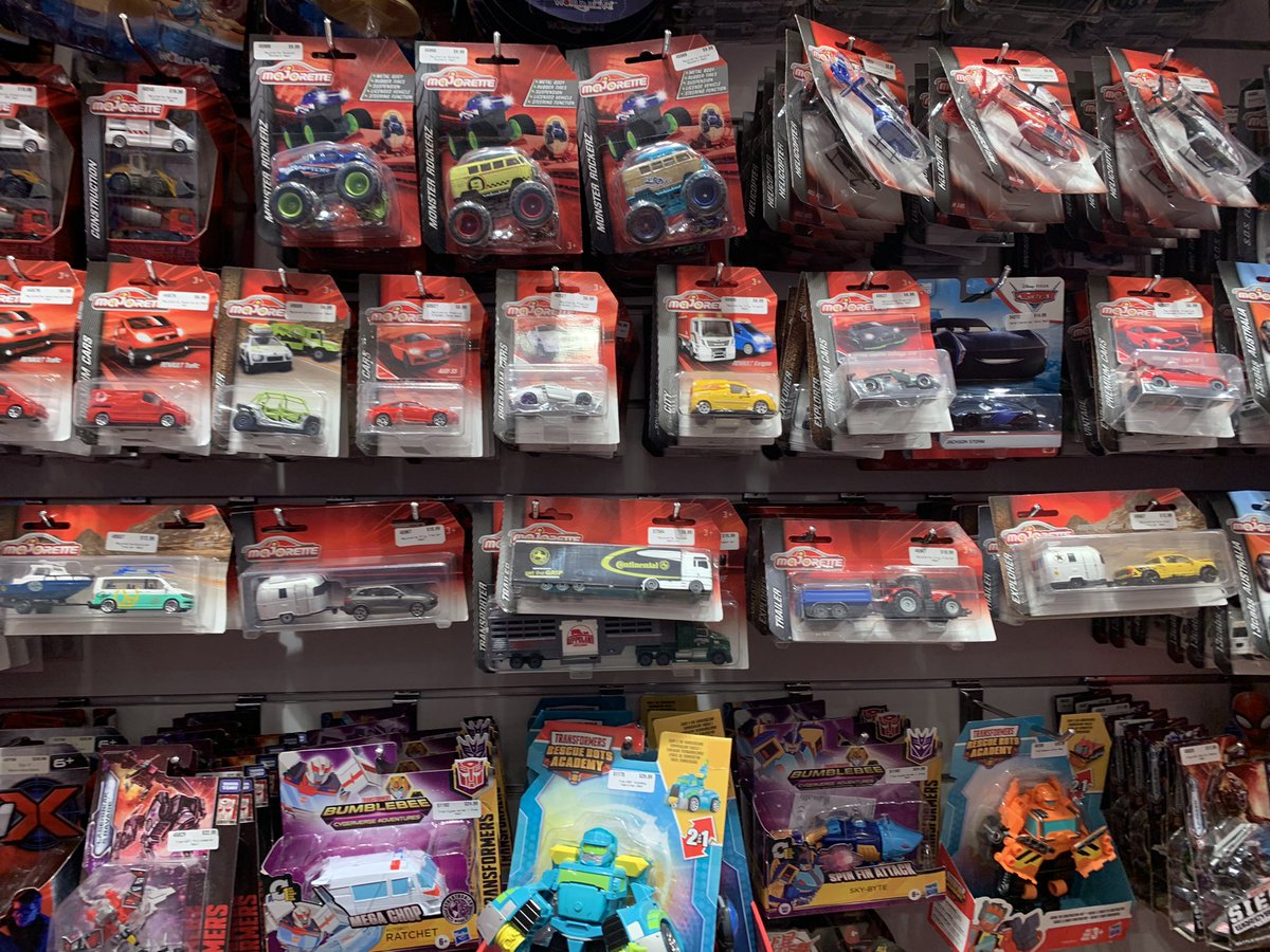 いくら あ 今日行った魔女のある店です うーん 欲しいものは無いかなー 魔女ってhwの2倍の値段するから 余程欲しい車種じゃなきゃやっぱり買えない あと 魔女ってトミカとかhwよりも少し大きいからあまり好きじゃないな ハイエースは最高だったけど