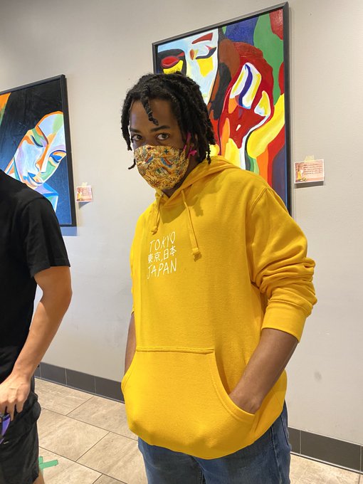 DO Y’ALL SEE THIS? KING SHOWED UP IN THAT YELLOW FUCKING HOODIE AS IF IT WASNT THE BEST FUCKING COLOR