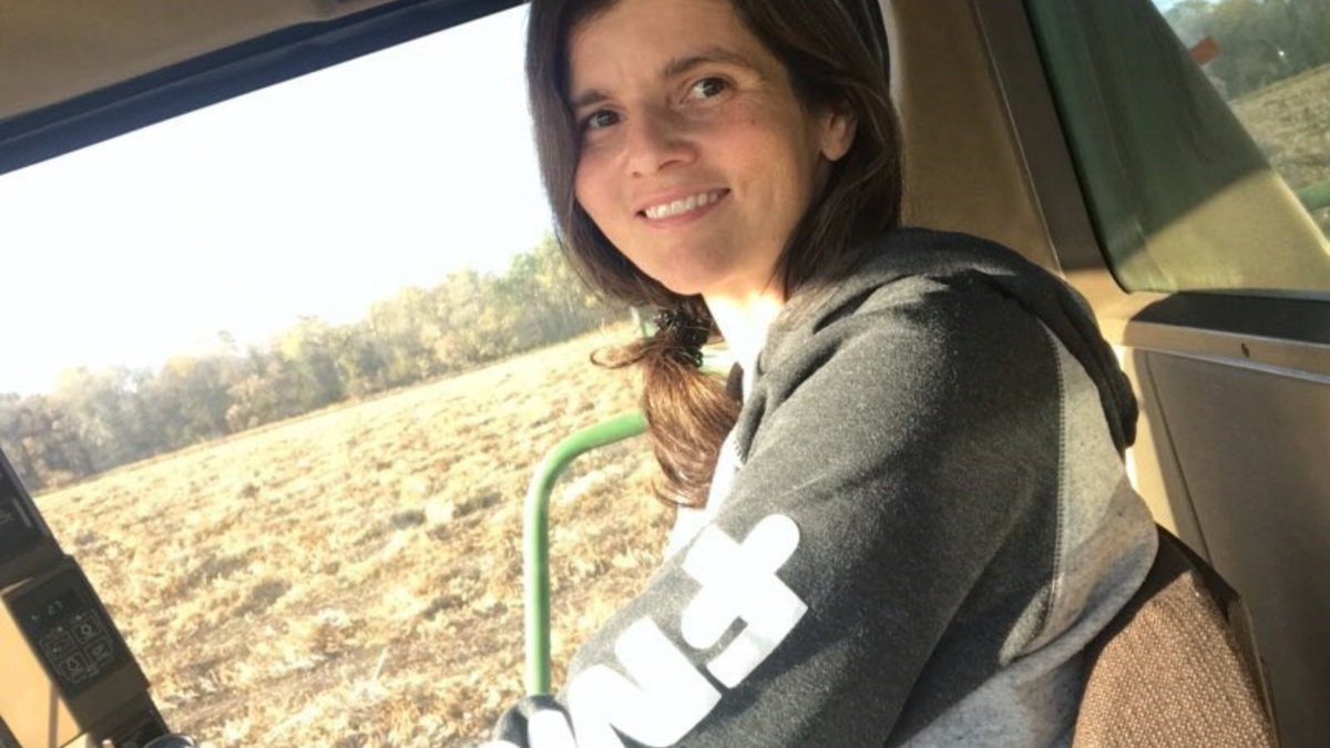 FMCAgCanada's tweet photo. Today is International Day of Rural Women, as designated by the UN. It recognizes the contribution of rural women to the productivity and sustainability of agriculture and communities. Let’s applaud the women who help make #CdnAg dynamic and successful. https://t.co/9cRGyhXa13