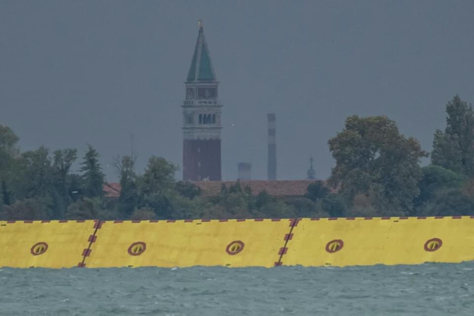 stmaefzz's tweet photo. Mose questa mattina #venice #photo #photography #mose #hidetide https://t.co/5W64j0h9Xq