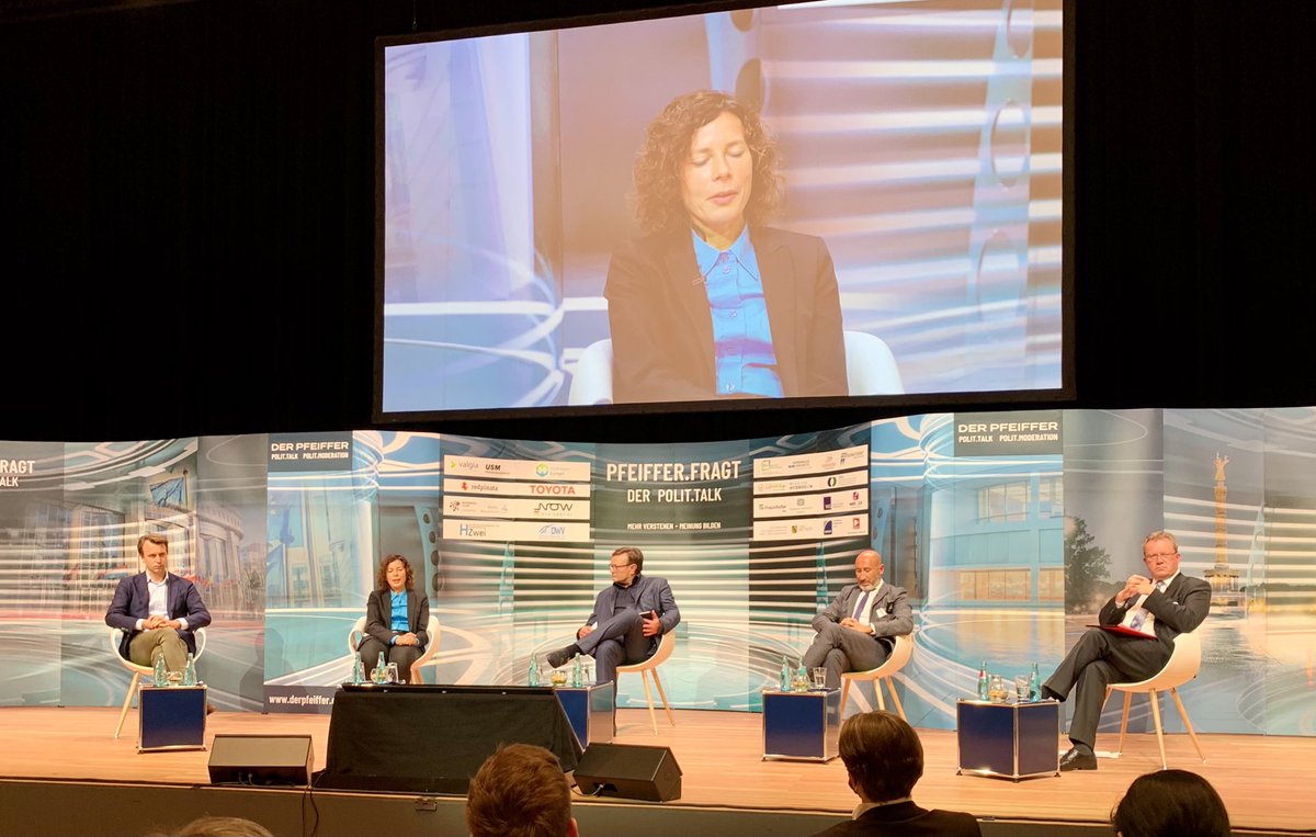 markrichter_de's tweet photo. Meine Kollegin, Dr. Ulrike Beyer, sagt unsere Sicht auf den weiteren sächsischen Weg zum Thema #Wasserstoff klar an: „Wie müssen Gas geben!“ 💪 #HZwoCONNECT @Fraunhofer_IWU https://t.co/MmFqPd6ZEn