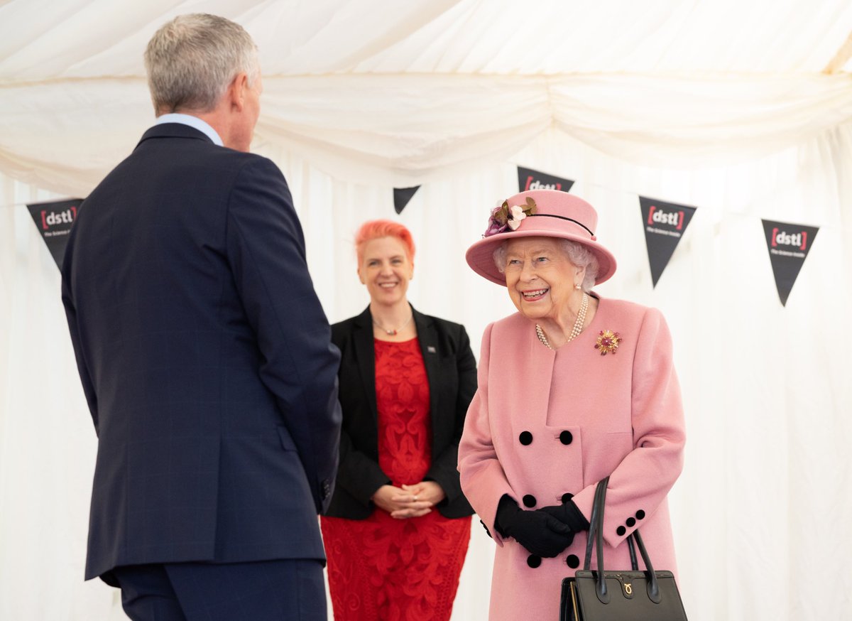 RoyalFamily's tweet photo. During the visit to @dstlmod The Queen and The Duke of Cambridge met scientists providing vital support to the UK response of the COVID-19 pandemic, working in analytic research areas and deploying microbiologists to NHS hospitals to increase testing capacities. https://t.co/VIE4mfxulF