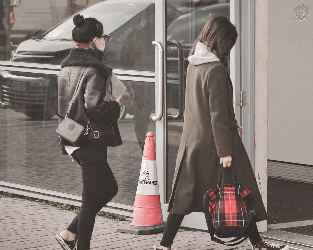 2YEON AUExposéJeongyeon, an aspiring journalist and Nayeon, a model who's hiding from a scandal trying to arise.That day. Jeongyeon got home not expecting to see the 'hot topic' in her father's restaurant, with a saucy scoop."I like girls." #2YEON  #JEONGYEON  #NAYEON