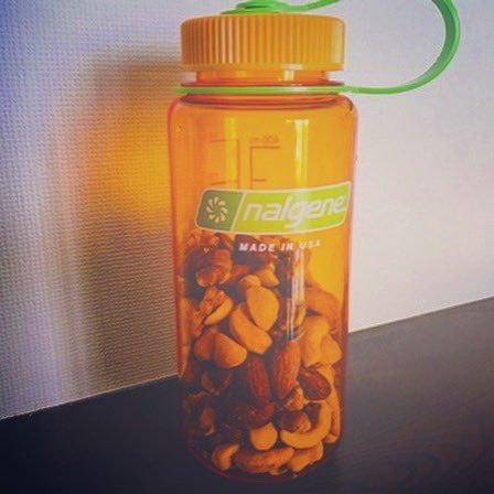 Ryu Heyyyyy ナルゲン ボトルはニューヨークブランドで飲料や粉類や菓子などあらゆるキャンプ 用品を入れる容器として大活躍 水を入れて凍らすのもok お湯を入れて湯たんぽ 計量カップ代わりにもなる優れもの ボトル Nalgene キャンプ ソロ