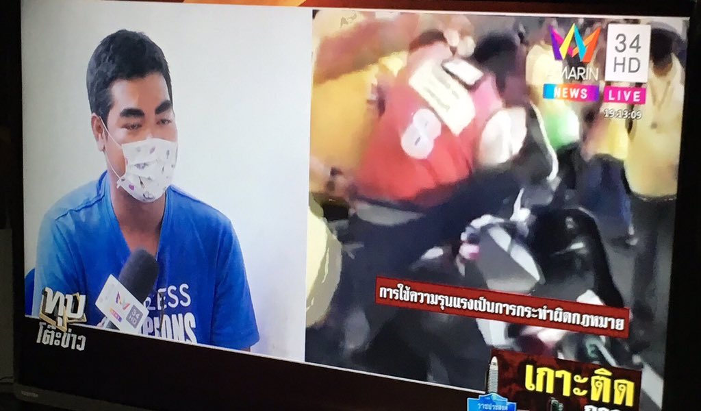 appleeb11's tweet photo. ถามพ่อว่าเคยเห็นคลิปนี้ไหม คลิปที่พวกเสื้อเหลืองไปรุมกระทืบพี่วินกับนัดข่าวช่อง3 
พ่อบอกพึ่งได้เห็นวันนี้ละ  แล้วพ่อดูข่าวอย่างเยอะแต่ไม่เคยเห็นคลิปนี้ สื่อทุกช่องควรจะเป็นกลางจิงๆเถอะ   #สลายการชุมนุม #กษัตริย์ไทยใส่ร้ายประชาชน #15ตุลาไปราชประสงค์ https://t.co/uNeyPaKmhF