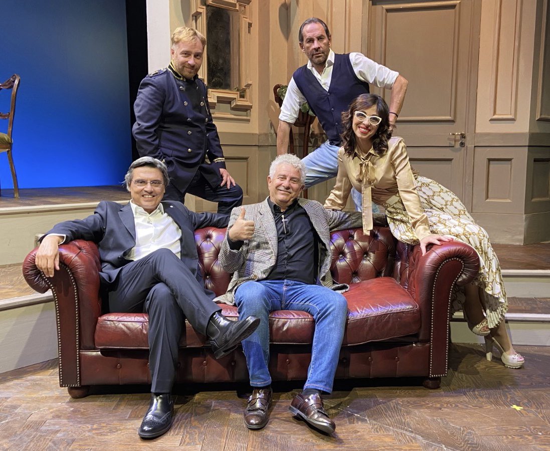 SalvoLaRosatv's tweet photo. Dal 10 novembre andranno in onda le nuove puntate di #Dinuovoinsieme su TGS (c.15 d.t.) e RTP (c.517 d.t.).
Con #EnricoGiarneri, Nadia De Luca, Vincenzo Volo e Rosario Marco Amato continuiamo a registrare al #TeatroAbc a #Catania.
Un abbraccio #cututtuucori. https://t.co/ZTy1kH2dH0