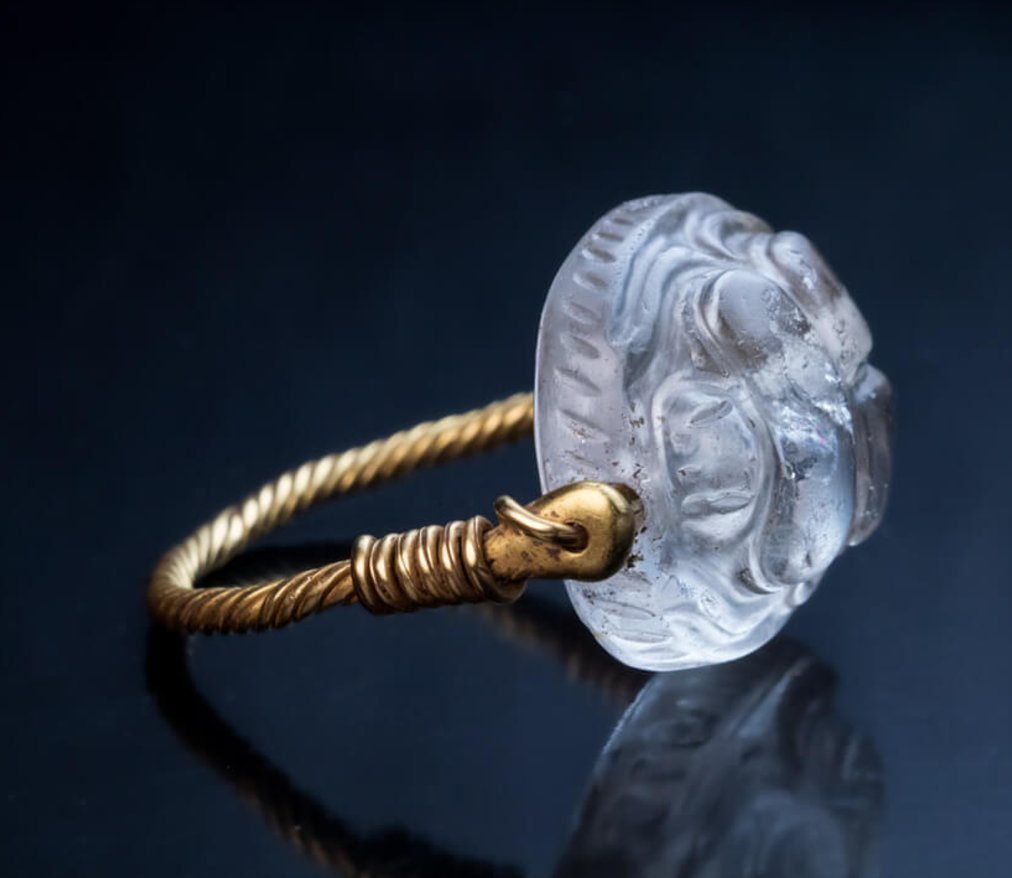 archaeologyart's tweet photo. Ancient Greek gold and rock crystal swivel ring engraved with a snake, dated to 600-500 BCE. https://t.co/YTT5AxeBQm