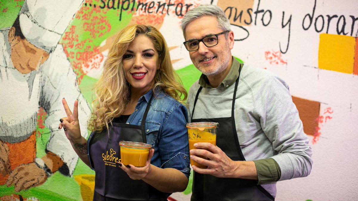 la2_tve's tweet photo. 💥 #ESTRENO 
Pimienta, risas, sal, música, buen sabor y mejor sonido😋🎶 hoy con #BananaSplit! 
 ¡Aquí tenéis 5️⃣ motivos para ver esta noche el nuevo espacio de la noche de los jueves en La 2! 🍌👇
https://t.co/FWPLpt0Jez https://t.co/s6p3thQSfR