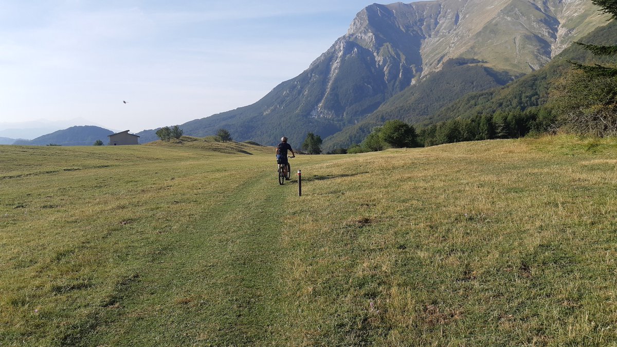 Il giorno dopo, riposati e carichi dopo la colazione all'italiana anzi all'ascolana visto che siamo nel versante marchigiano, la Sibilla ci attende in un cielo azzurro che prospetta una giornata di sole.