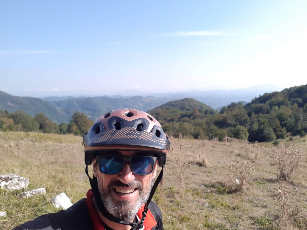 Dopo alcuni tratti di singletrack, arriviamo alla madonna del Pantano, bellissima chiesa protoromanica di cui poco resta dopo il sisma.I raggi di sole che radenti, al mattino, iniziano a colpirci ci rendono delle cartoline sibilliniche che difficilmente scorderemo!