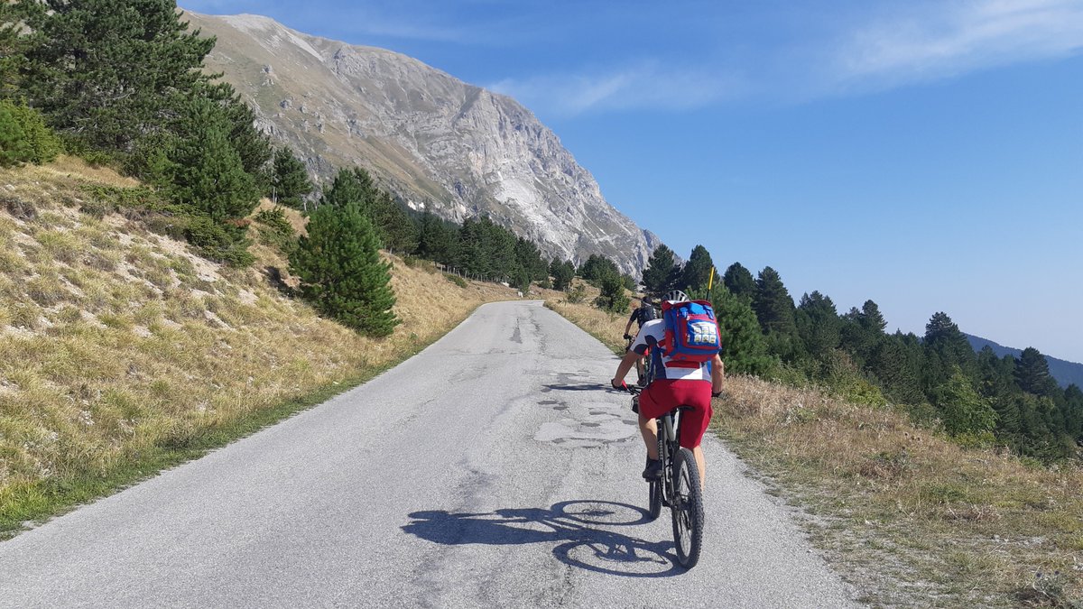 Proseguiamo sul sentiero, fino ad arrivare al Colle Pisciano. Sotto di noi una vista magnifica che spazia sulle pendici del Vettore e sui tornanti della strada che dovremo fare per raggiungere Forca di Presta; dalla parte opposta l'Ascolano ai nostri piedi!