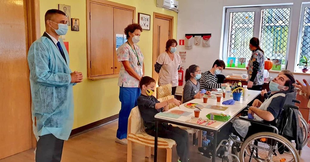 Ambasada Israelului On Twitter When Literature Meets Compassion Ambassador Davidsaranga Met Today With The Staff Patients Of Hospice Casa Speranței Palliative Care Center In Brașov To Offer Relief The Embassy