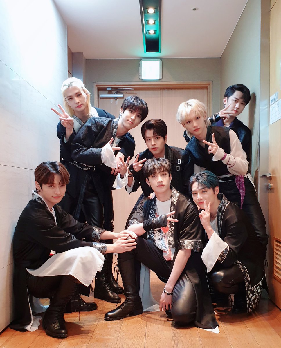 Stray_Kids's tweet image. [스키지기]
안녕 베이비들~~?❤
날씨는 추워졌는데 “Back Door" 무대는 왜 계속 뜨거운 거죠?!🔥🔥
오늘도 STAY 심장 종 때리고 미쳐 날뛰게 한 슼둥이들😭✨ 내일도 함께해요!❣

#StrayKids #스트레이키즈
#IN生 #INLIFE
#BackDoor #백도어
#YouMakeStrayKidsStay
#엠카운트다운 #Mcountdown