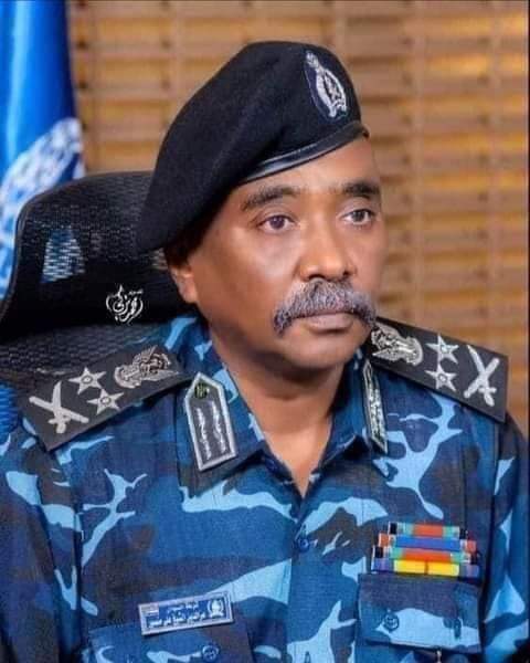 الشرطة بالامس كانت تغازل وتحرس مواكب الناظر ترك الذي قتل ضابط شرطه في هيا .... واليوم تعلن حربها علي مسيرة سلميه لجماهير كسلا لعنة الله عليكم اجمعين