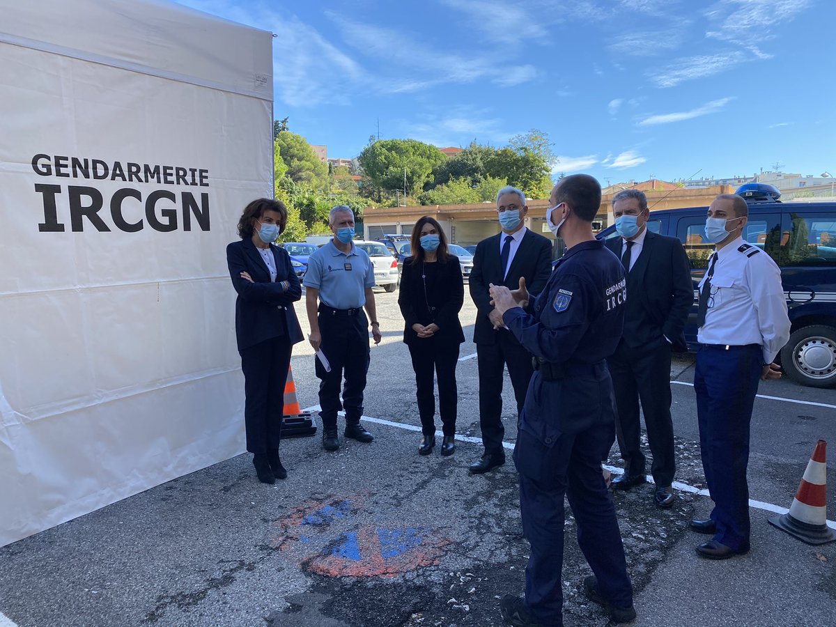 Dominiq_Estrosi's tweet photo. Visite du centre de coordination des forces de @Gendarmerie_006, de l’unité mobile de ICRGN et de la cellule d’identification des victimes qui accomplissent un travail remarquable et essentiel pour les familles des victimes et la protection des populations #tempeteAlex06 https://t.co/tpWejqKVkr