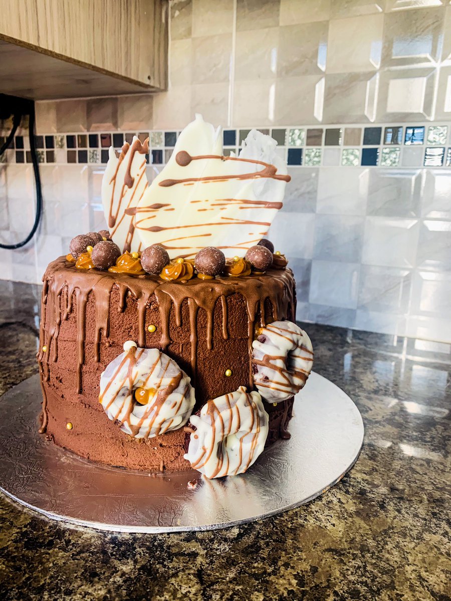 karaboo_peggy's tweet photo. @sindivanzyl My bff Khanyi bakes cakes , the best tasting cakes in the world ! She really puts her foot in it ! #PlugAFriend
She’s based in Tembisa https://t.co/30WJ2CMhTY