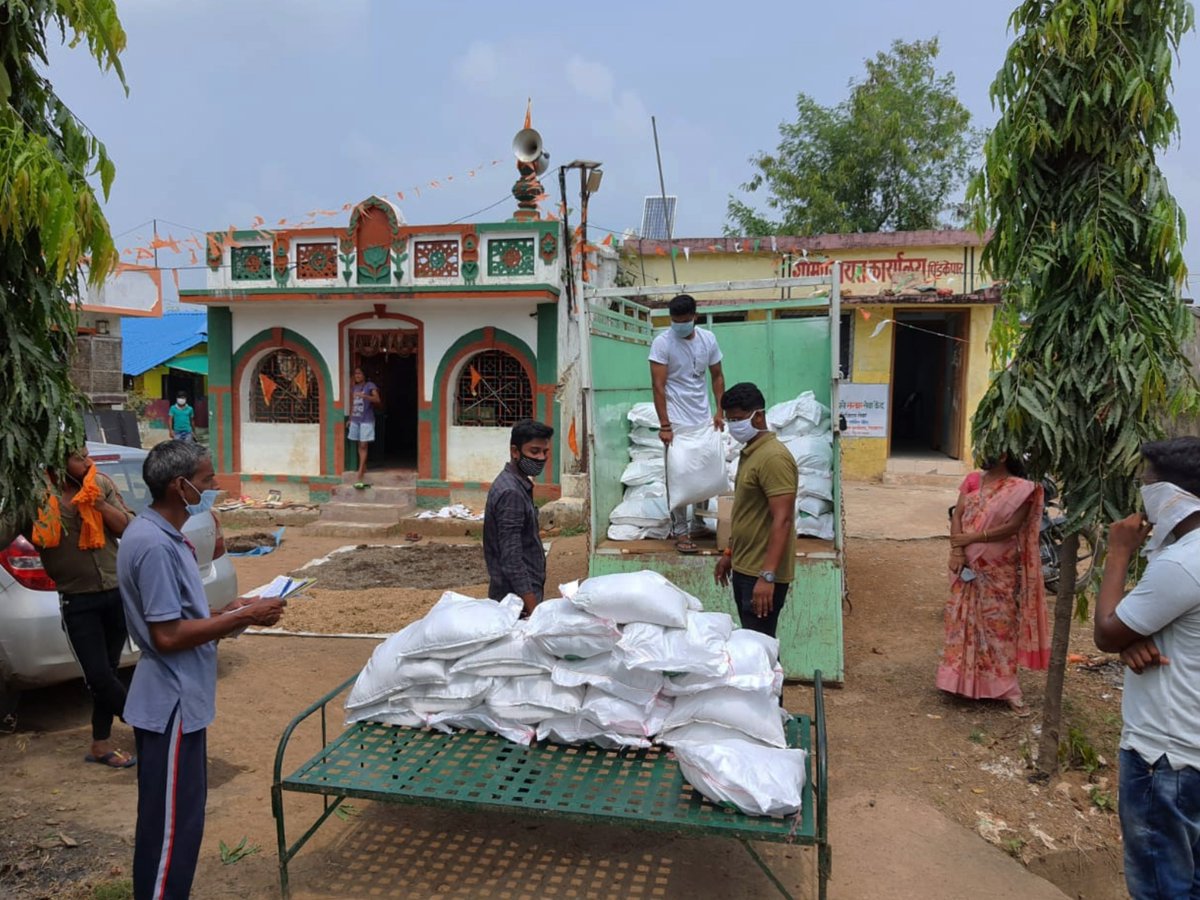 CSR_Persistent's tweet photo. While already grappling with a #pandemic, #Bhandara district near #Nagpur was severely affected by floods. @CSR_Persistent in collaboration with @rha_india and Agraser Foundation ensured help reached them by donating 300 food kits. https://t.co/stCZOKKzqw
