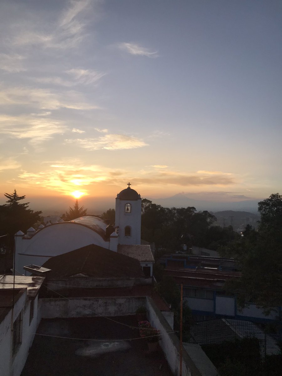 Cocoliso10's tweet photo. @imagenZea #amanece hola. Asi amanece en el sur de cdmx viendo al oriente. https://t.co/lWDIvHHwOR